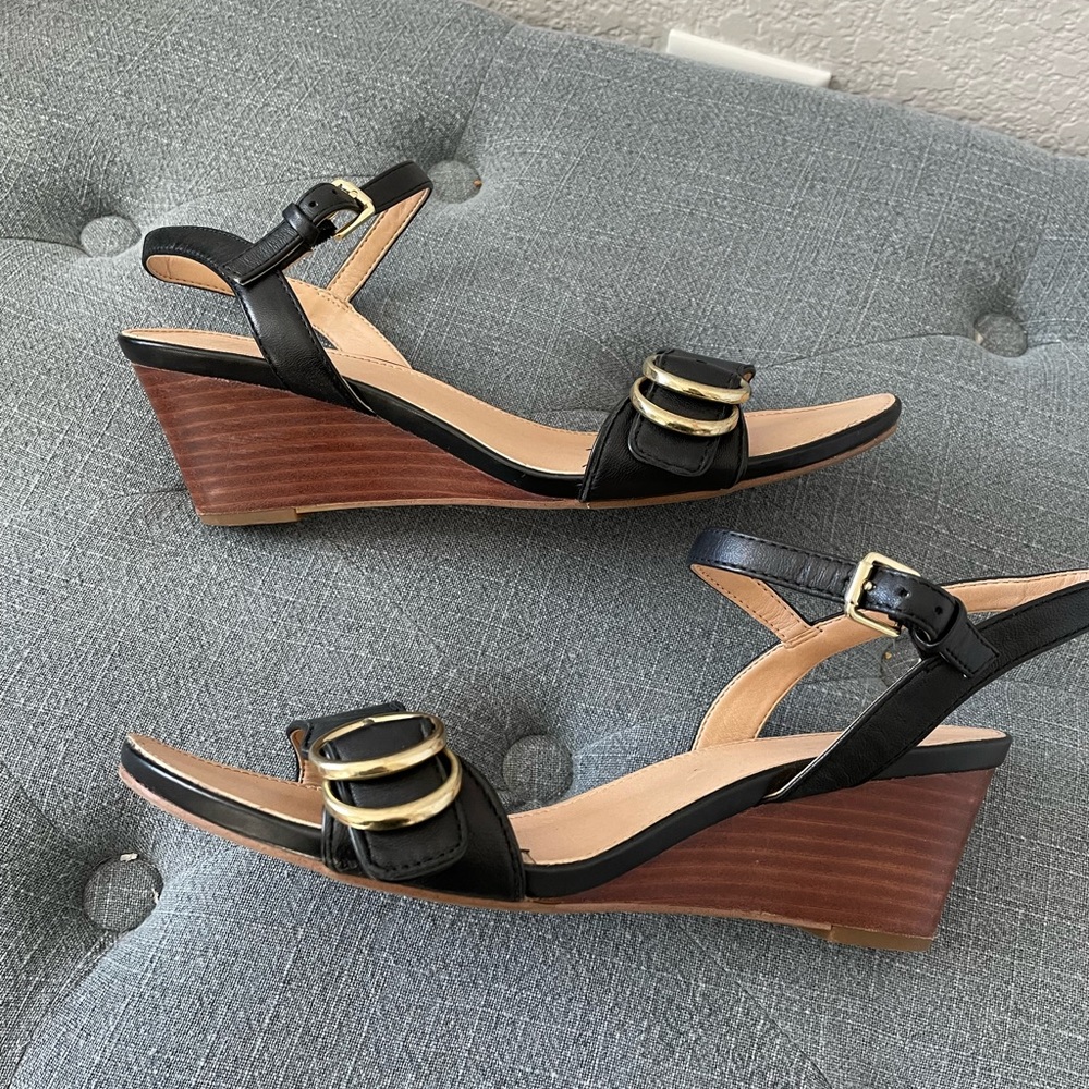 Franco Sarto Dusty leather wedge sandal in black with gold detail. Size 8.5